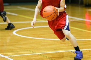 バスケットボールをドリブルする選手の画像
