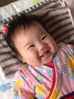 取手市くまもと整骨院の待合室で笑う赤ちゃん