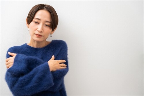 冷え対策で整体を受ける女性