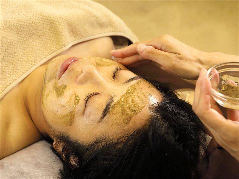 取手市エステサロンLUXE人気のハーブピーリング施術風景