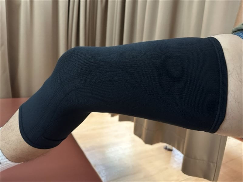 膝にソフトサポーターを装着した横からの写真