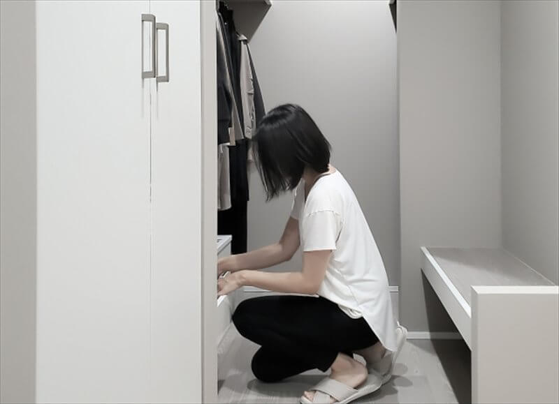 室内で浅くしゃがみ物を取る動作の例 負担を減らす浅めのしゃがみ
