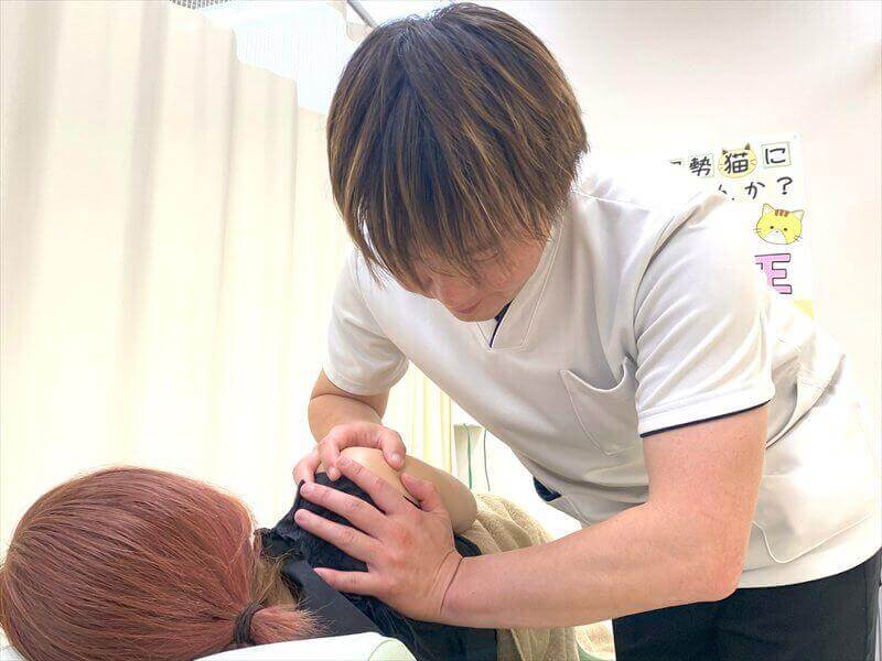 取手市くまもと整骨院で行う自由診療の整体施術の様子(肩の手技療法)