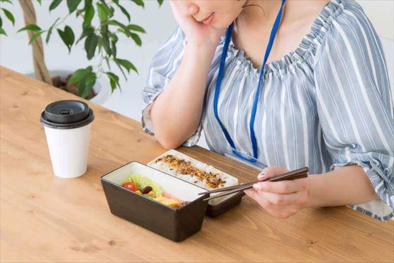 夏に食欲が落ちた女性が昼食をとっている様子