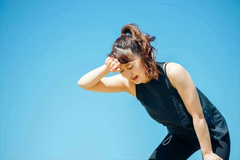 夏の暑さで疲れた様子の女性