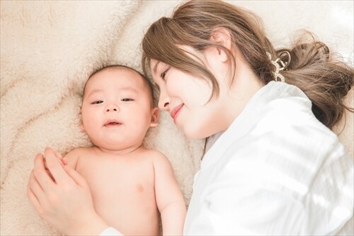 赤ちゃんと寄り添う産後の母親