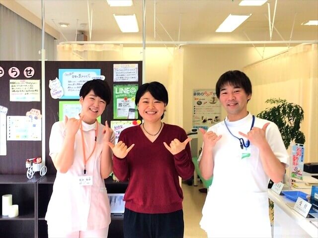 交通事故で通院中の患者様とスタッフの笑顔