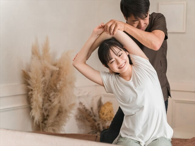 整体施術を受けながら笑顔を見せる女性