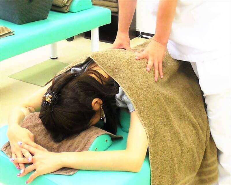 取手市の整骨院|整体施術風景|肩や背中の不調に対応