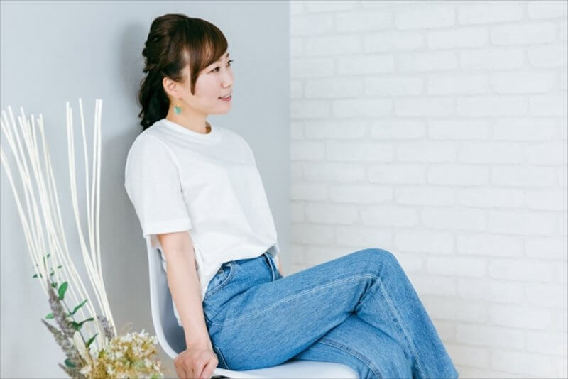 脚を組んで座る女性の姿勢が腰痛の原因になる様子