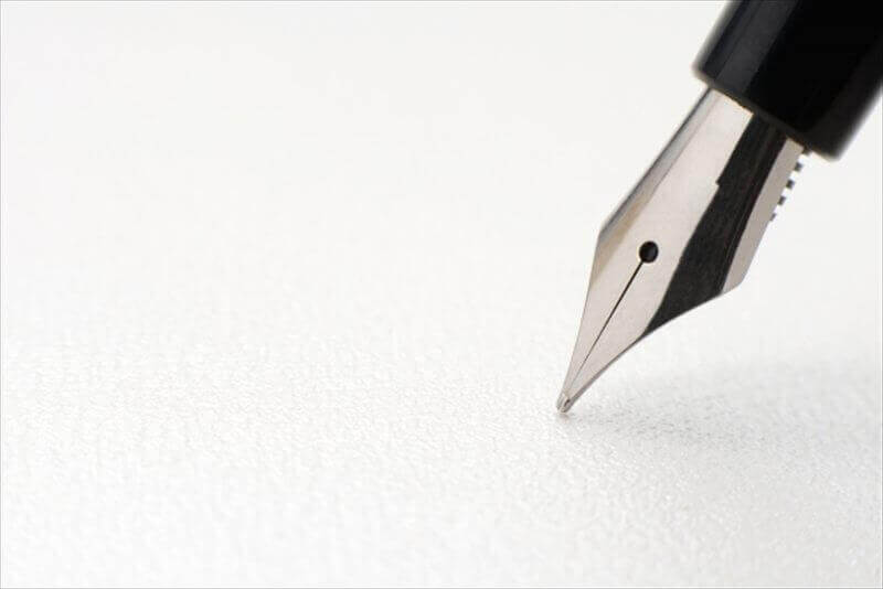 整骨院で保険施術を受ける際の署名シーン|委任状の記入