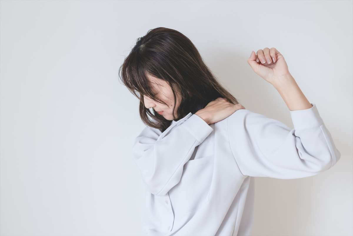 取手市くまもと整骨院で整体施術を受ける女性。肩の痛みの再発防止をイメージ。