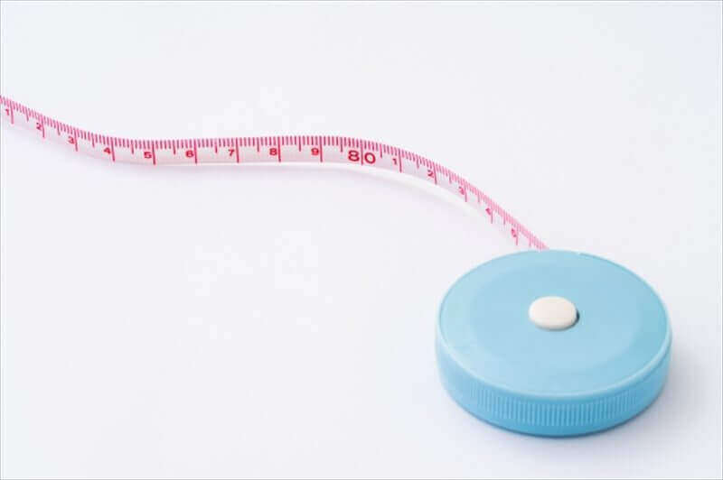 巻尺でサイズを測るリールメジャーのアップ