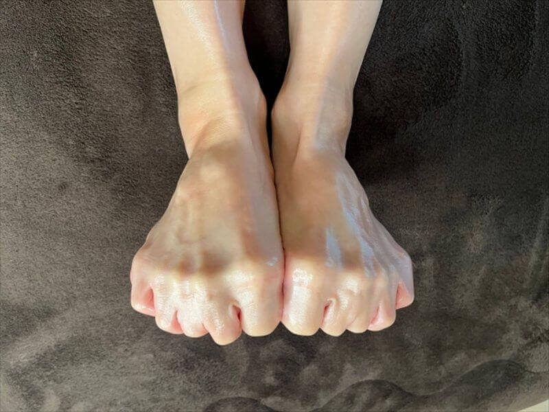 足指を強く握ったグーの形を上から撮影