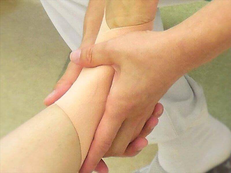 取手市くまもと整骨院で足首にテーピングを施している様子