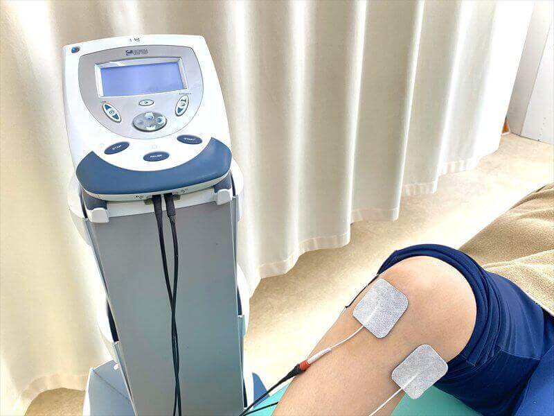 取手市くまもと整骨院で特別電気治療(膝に電気パッドを装着して施術)を行う様子