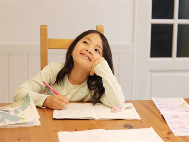 姿勢が悪くなりがちな子どものイメージ