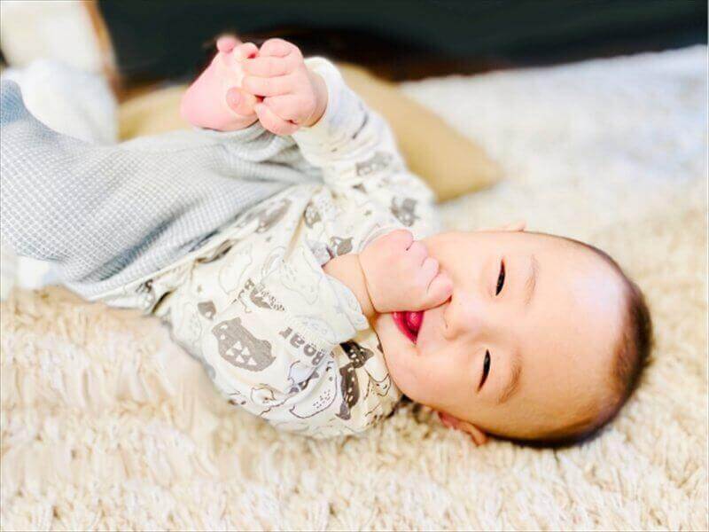 取手市の整骨院で施術中に赤ちゃんをスタッフが優しく見守る様子
