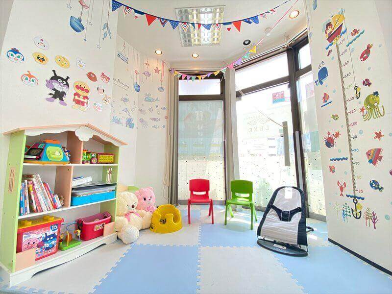 明るく広々としたキッズスペースがある取手市くまもと整骨院では、お子様が退屈せずに過ごせる環境が整っています