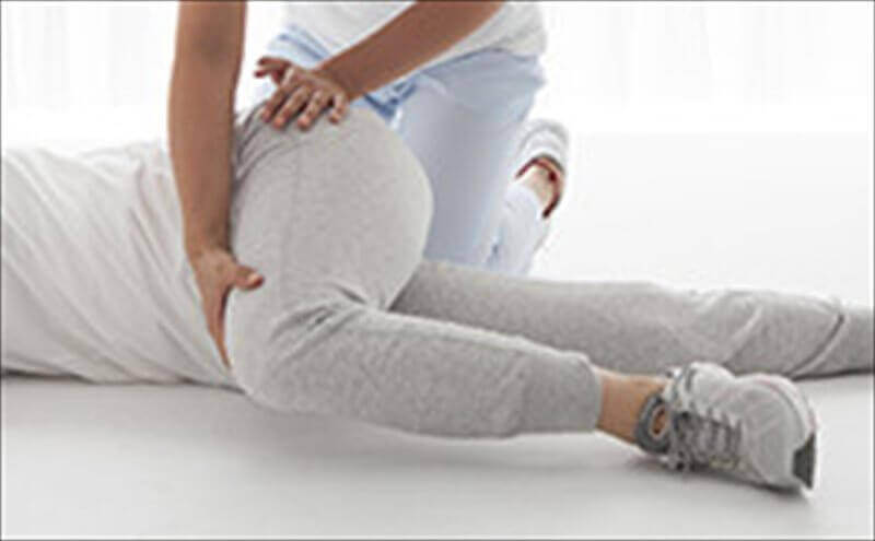 交通事故後の骨盤や姿勢のゆがみに対して整体調整を行う様子