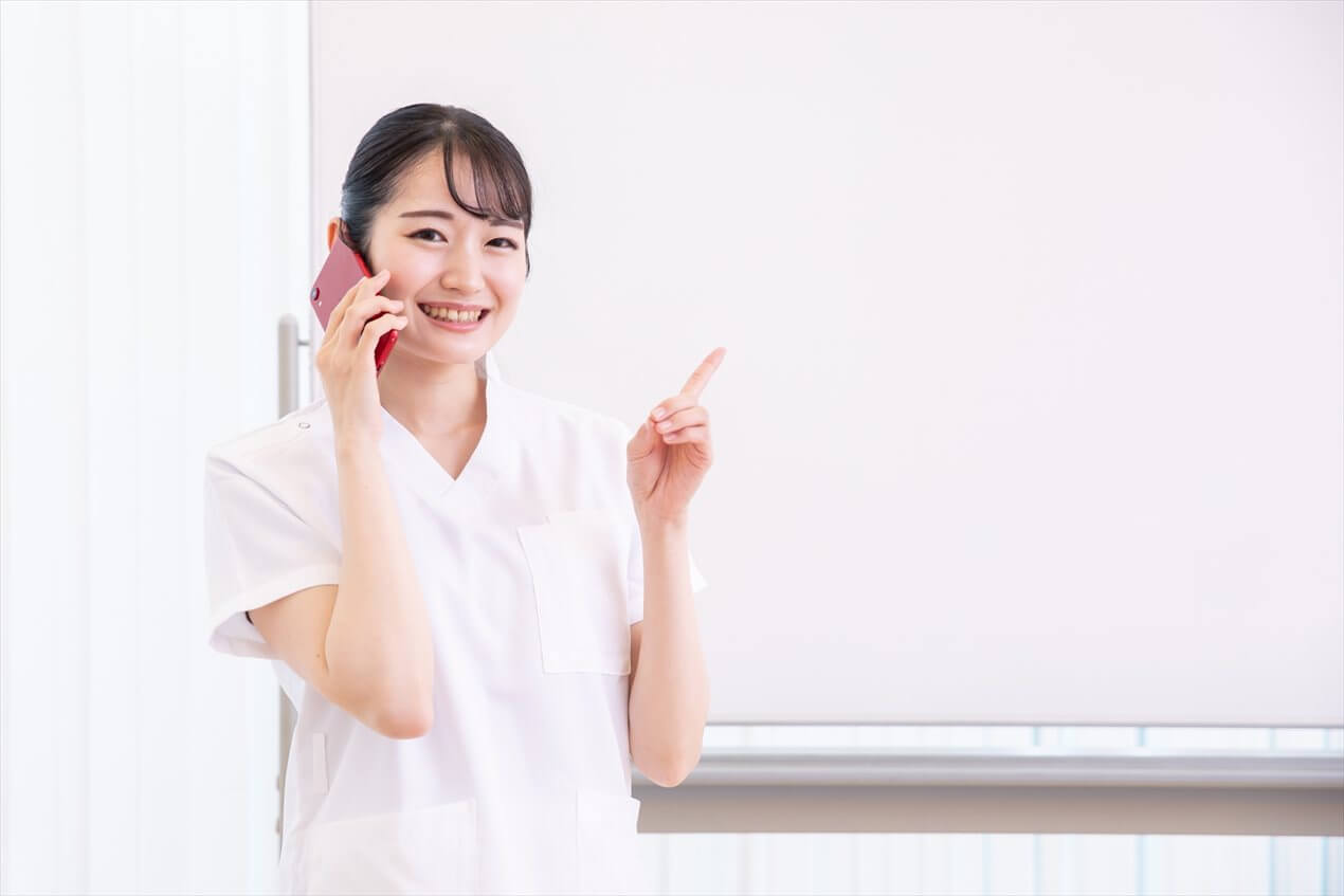 交通事故後の相談を電話で受け付けている女性スタッフの写真