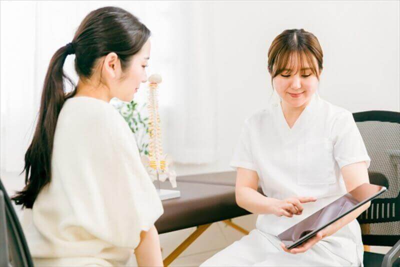 取手市のくまもと整骨院で交通事故に遭った患者様のカウンセリングをする様子