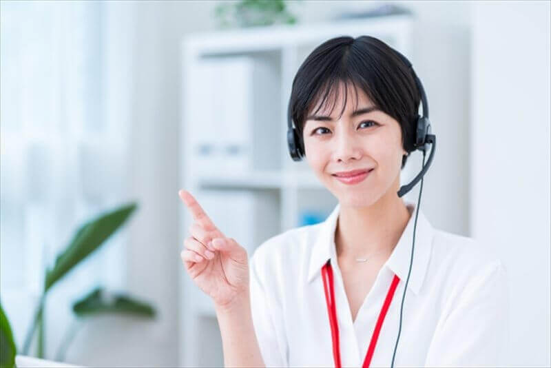 交通事故の保険対応や施術相談を受け付けるスタッフの写真