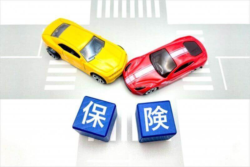 交通事故後の保険計算をイメージしたミニカーの写真