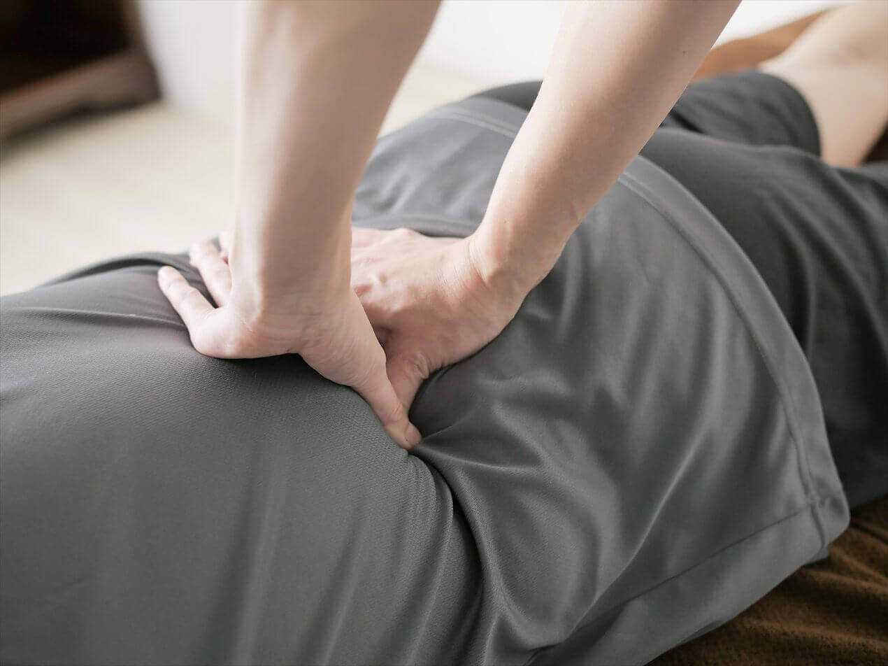 交通事故後の不調に対して整体マッサージを行っている施術中の様子