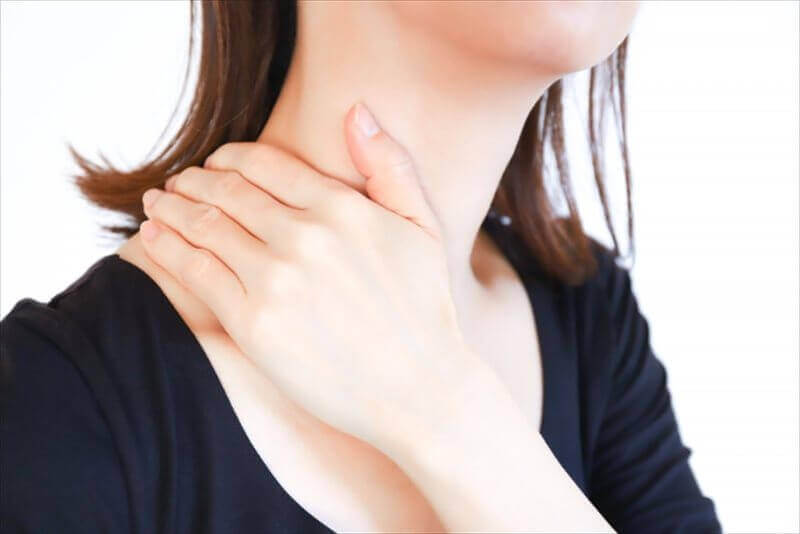 交通事故後に首の痛みを抱える女性のイメージ写真