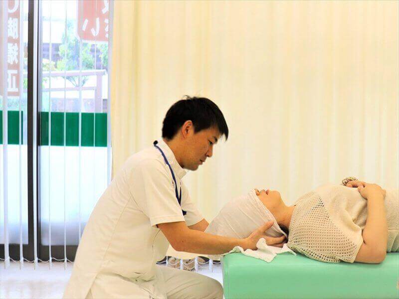 取手市くまもと整骨院で交通事故による足の怪我に対して施術を行う様子