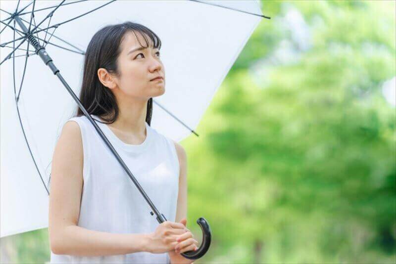 梅雨の時期に自律神経の乱れから不調を感じている女性
