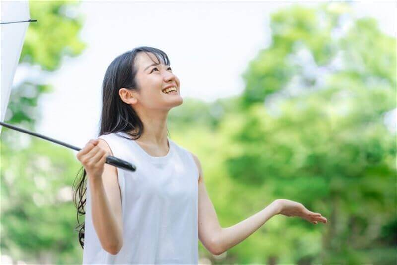 整体を受けて梅雨の不調が和らぎ、明るい表情になった女性