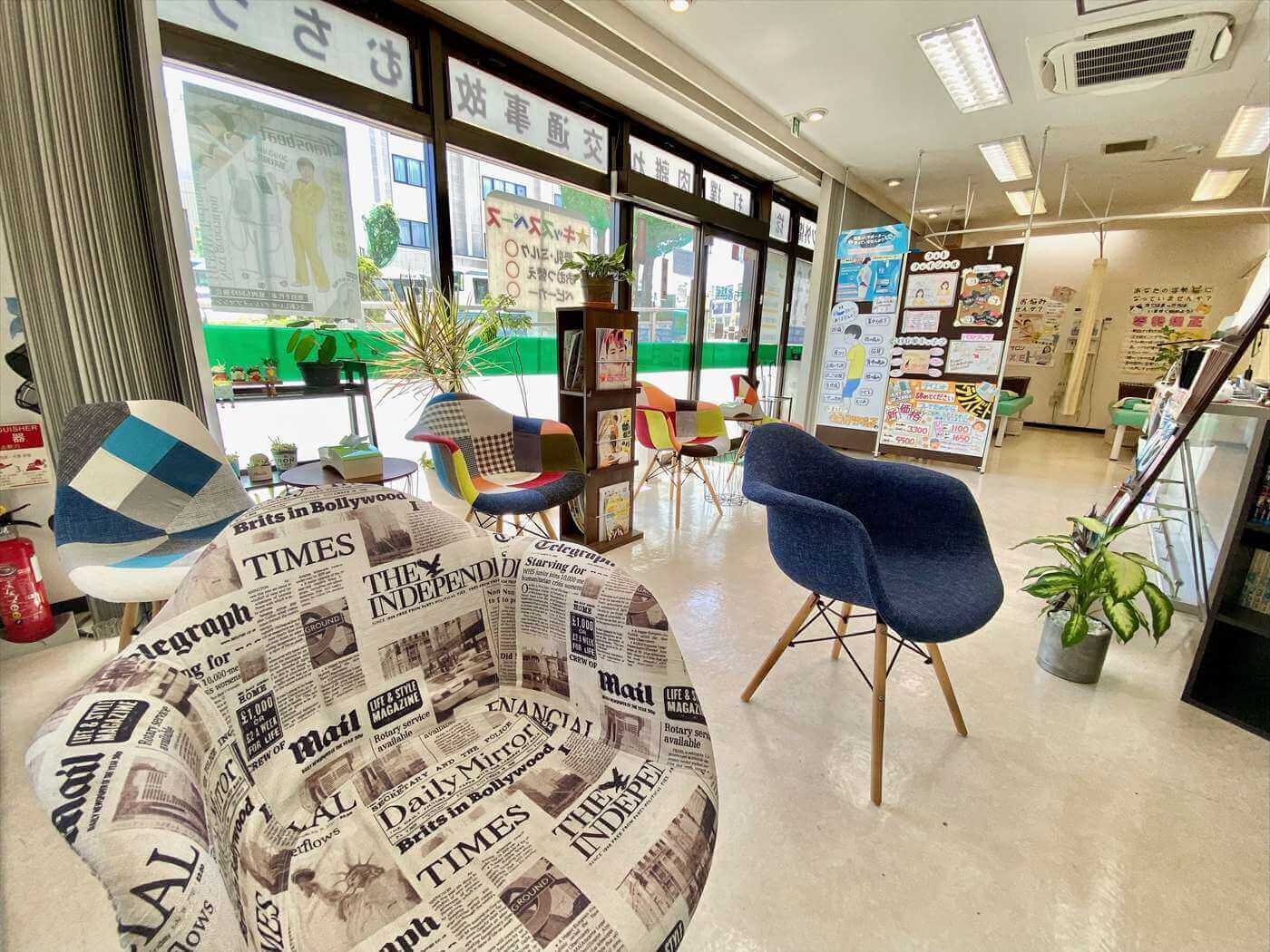 くまもと整骨院の明るく落ち着いた待合スペースの写真