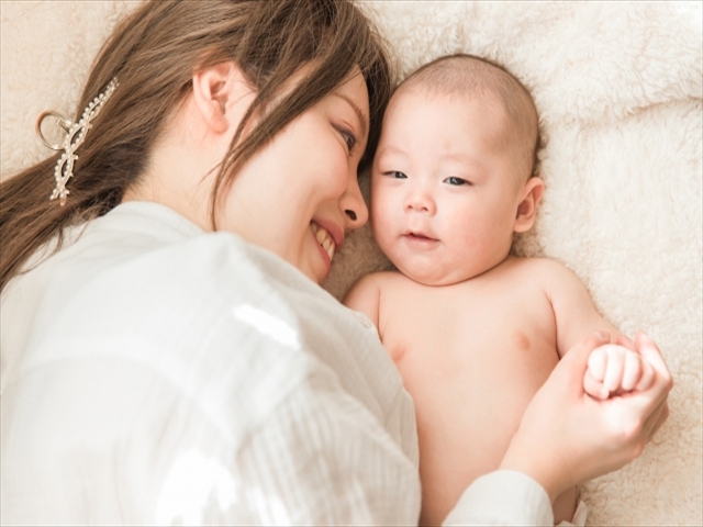 産まれたての赤ちゃんと添い寝するママ